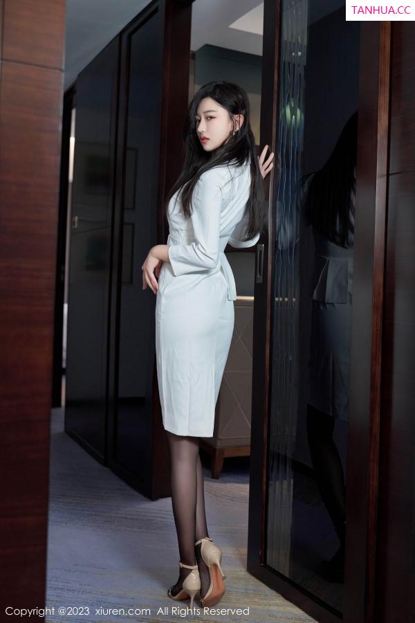   [XiuRen]高清写真图 2023.06.12 No.6900 妙可可Cheese 黑丝美腿第10张图片
